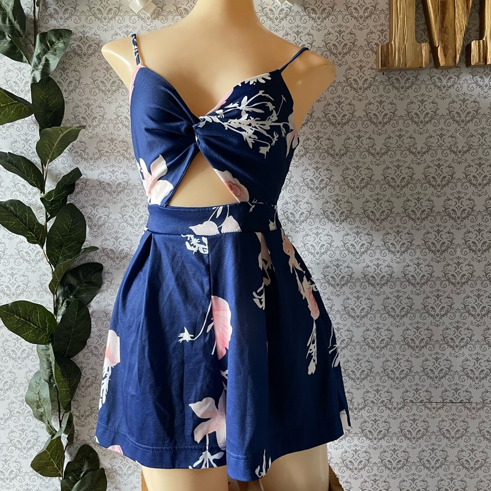 Women's Short Jumpsuit Floral Flowy Sleeveless V-Neck Romper Suit Blue Medium - Picture 1 of 8
